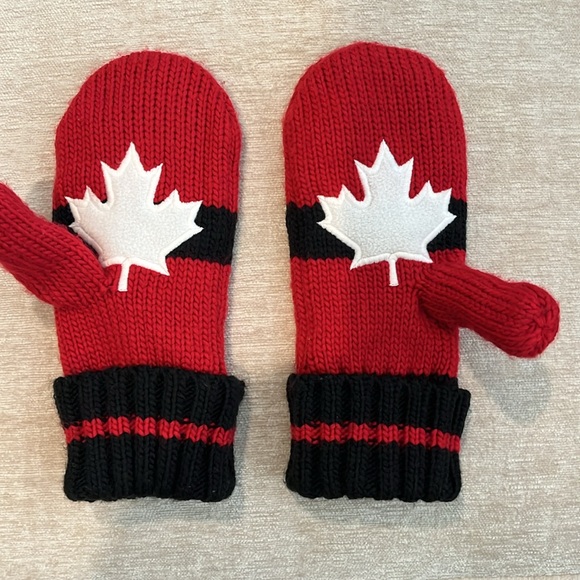 Ladies Canada/Maple Leaf Mittens - Picture 2 of 6
